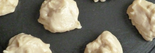 1. Этап. Эклеры по Дюкану: 3. На противень аккуратно выкладываем вот такие небольшие шарики. Запекаем примерно полчаса при 190 градусах в духовке. Старайтесь духовку при готовке не открывать, они могут опасть! Для более эстетичного вида тесто можно выдавливать через специальные кулинарные шприцы.