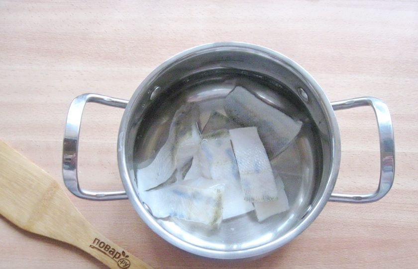 1. Этап. Солянка из судака: Залейте водой и поставьте на плиту.