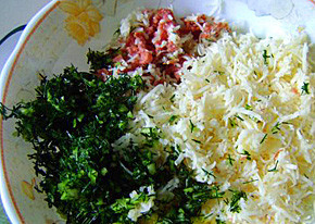 1. Этап. Жареный лаваш с сыром: 1. Для начинки смешаем измельченную колбасу, сыр, зелень и помидоры. Добавим желток и вымешаем однородную массу. Специи - по вкусу.