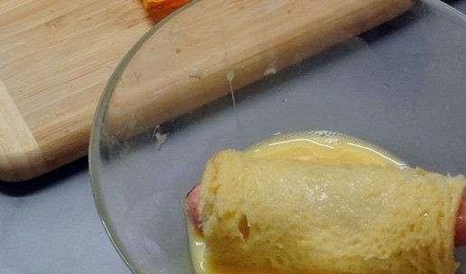 1. Этап. Ленивый хот-дог: Окунуть в кляр.