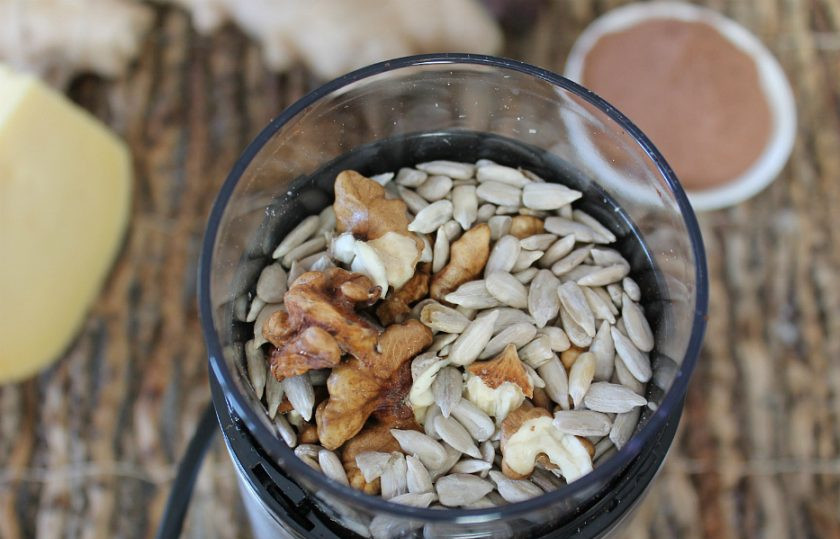 1. Этап. Сырные конфеты: Измельчаем орехи и семечки.