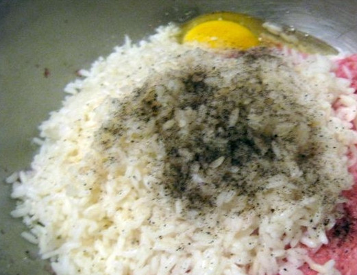 1. Этап. Куриные ежики: 1. Готовку начнем с простого - смешаем фарш, промытый и отваренный до полуготовности рис, яйцо и специи. Перемешаем до однородности.