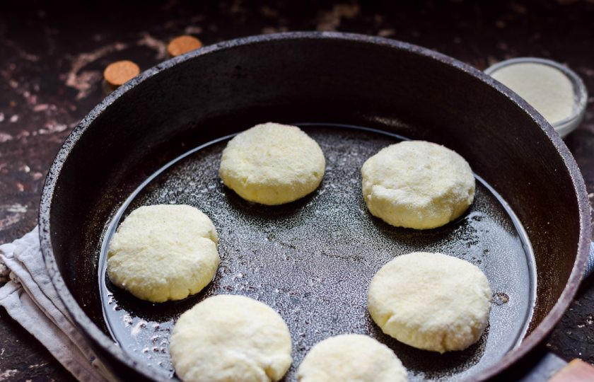 1. Этап. Сырники без муки и яиц: Прогрейте сковороду, слегка смажьте маслом. Выложите в сковороду сырники.