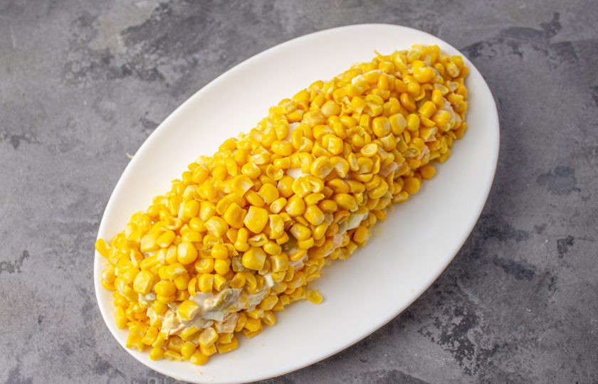 1. Этап. Салат Початок кукурузы: Сверху на салат плотно выложите оставшиеся зерна кукурузы плотно друг к другу.