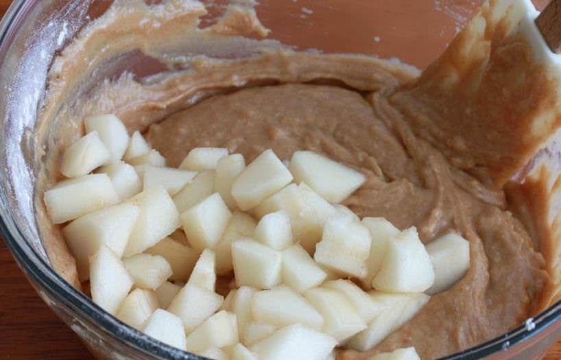 1. Этап. Пирог с грушами и орехами: 8. Всыпьте в тесто нарезанную грушу и перемешайте.