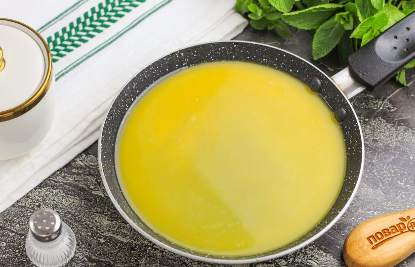 1. Этап. Пирог на сливочном масле: Сливочное масло растопите в микроволновой печи или на сковороде, но не до кипения.