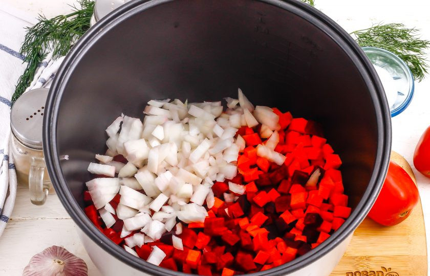 1. Этап. Заправка для борща в мультиварке на зиму: Вылейте в чашу мультиварки растительное масло и выложите в нее морковную и свекольную нарезку. Активируйте режим 