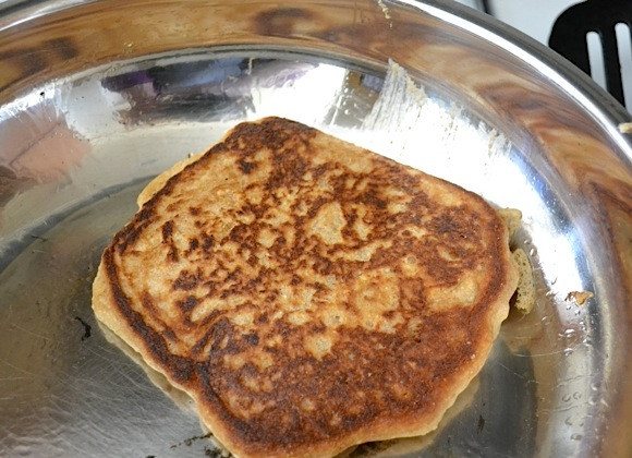 1. Этап. Оладьи из овсянки и цельнозерновой муки: 8. Переверните блинчик и готовьте его с другой стороны.