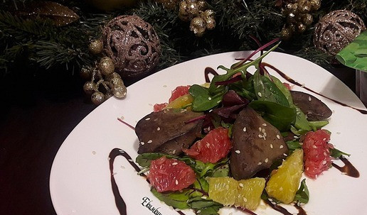 1. Этап. Салат с печенью индейки Новогодний: Собираем блюдо для подачи: На подготовленную тарелку кладем горсть зелени с цитрусовыми фруктами. Сверху кусочки печени. Поливаем оставшейся заправкой, и посыпаем кунжутом. Готово! Такой салатик можно кушать и в повседневной жизни, и на Новогоднем столе он - будет к стати!