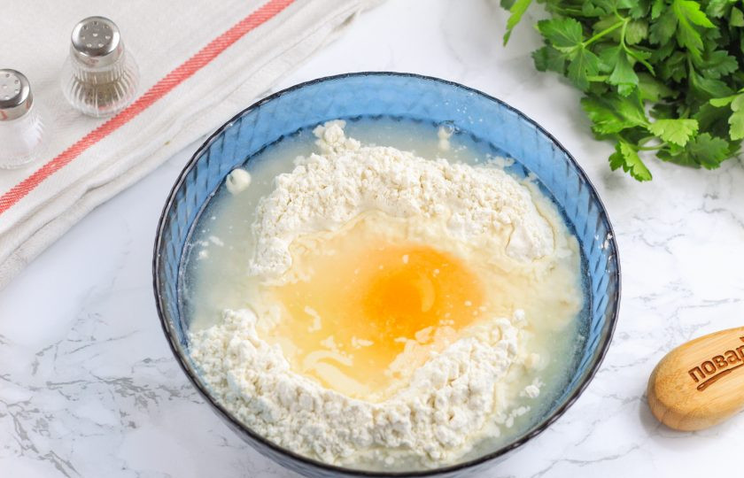 1. Этап. Манты с фаршем из говядины с бараниной: Всыпьте половину пшеничной муки высшего сорта в глубокую миску или салатник. В середине сделайте лунку и вбейте туда же куриное яйцо. Всыпьте соль и влейте воду. Аккуратно замесите тесто вначале вилкой, затем — рукой.