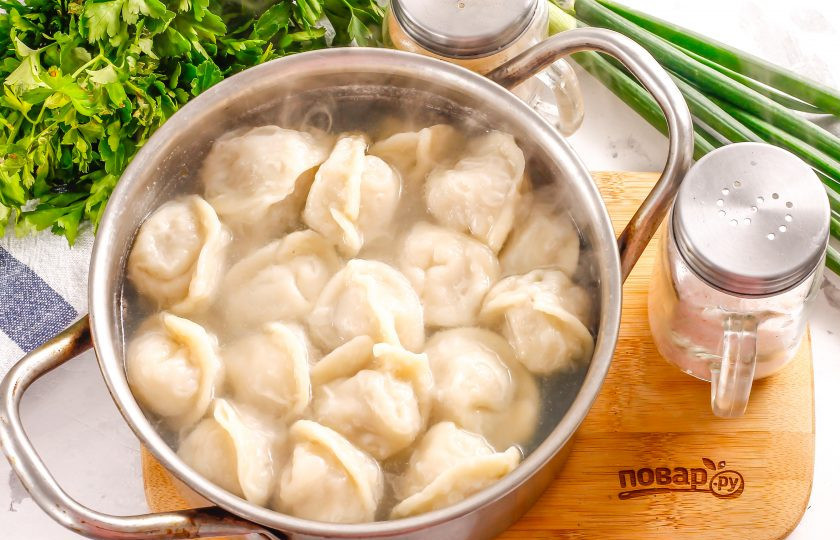 1. Этап. Пельмени по-царски: К тому моменту, как шампиньоны прожарятся, пельмени уже будут готовы. Не оставляйте их в бульоне, иначе они разбухнут.