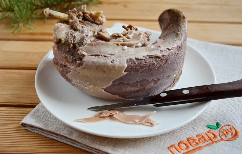 1. Этап. Заливное из языка на Новый Год: Очистите язык от пленки.