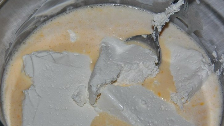 1. Этап. Баурсаки из творога: Потом добавьте творог, опять перемешайте.