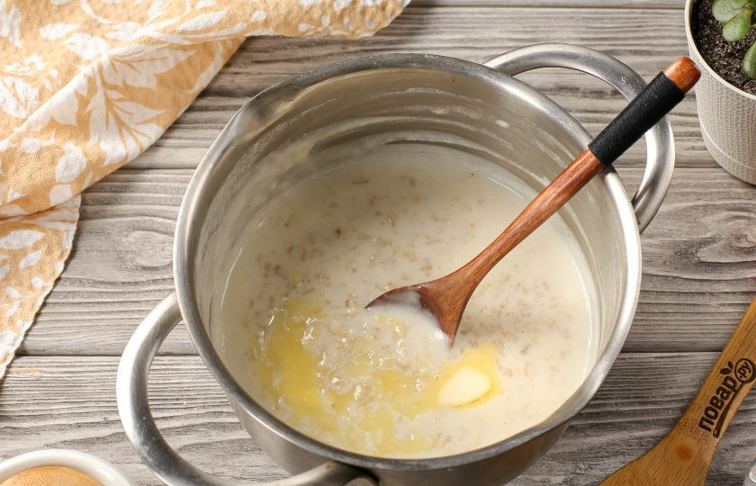 1. Этап. Геркулесовая каша на молоке: Когда каша будет готова, добавьте кусочек сливочного масла. Перемешайте, снимите с огня, накройте крышкой и дайте постоять 15 минут.