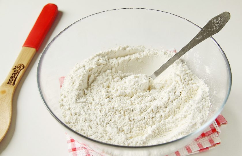 1. Этап. Чельпек: В глубокой миске соедините муку, соль и соду.
