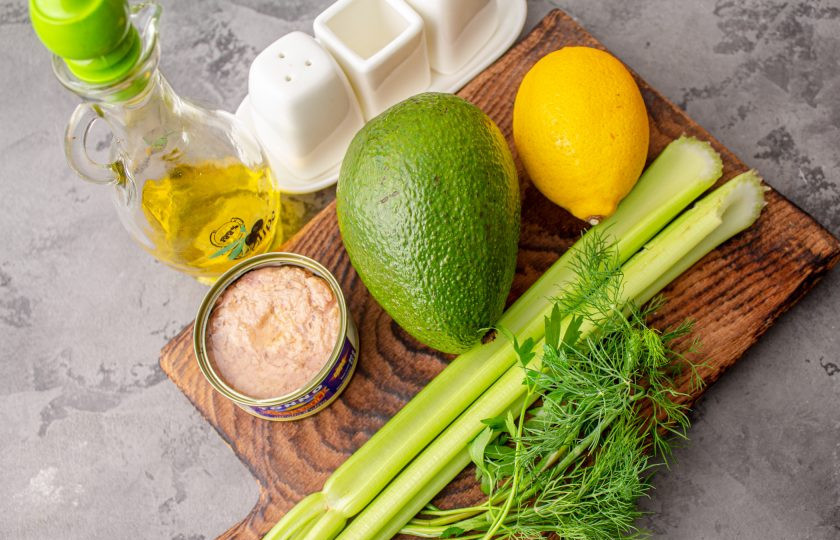 1. Этап. Салат с тунцом, сельдереем и авокадо: Подготовьте все необходимые ингредиенты.