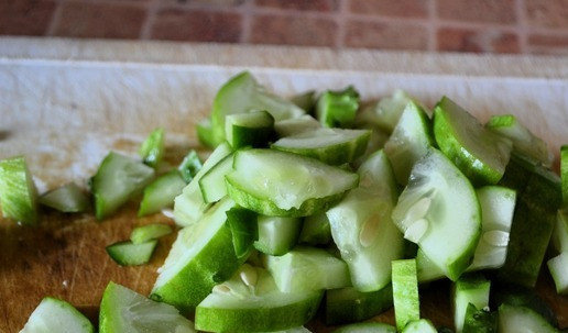 1. Этап. Постный салат с манго: Огурец нарезать на четверинки.