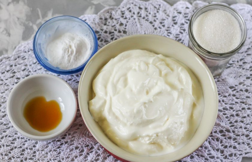 1. Этап. Крем для морковного торта: Подготовьте указанные ингредиенты. Сметану приобретите любой жирности, главное - свежую.