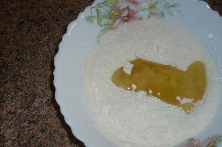 1. Этап. Постные вафли: Добавляем растительное масло в сухую смесь, перетираем в крошку.