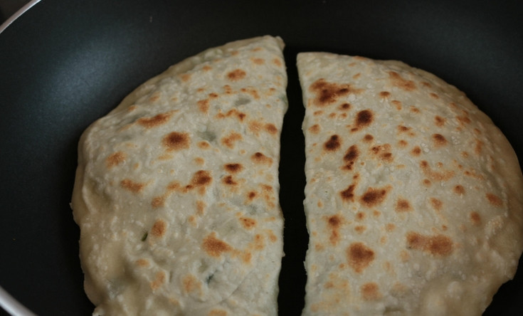 1. Этап. Кутабы из лаваша: Разложите лаваш на столе. Если он некруглый, вырезаем при помощи блюдца большой тонкий блин, смазываем его маслом. На один край кладем два вида начинки (перемешать). Края лаваша смазываем яичным белком, формируем кутабы, сложив лаваш пополам и плотно прижав края пальцами. Обжариваем кутабы на сухой сковороде по 2 минуты с каждой стороны.