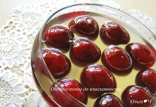 1. Этап. Десерт Клубника в шампанском: Это вариант с черешней. Поскольку косточки оставила, то желе получилось прозрачным.