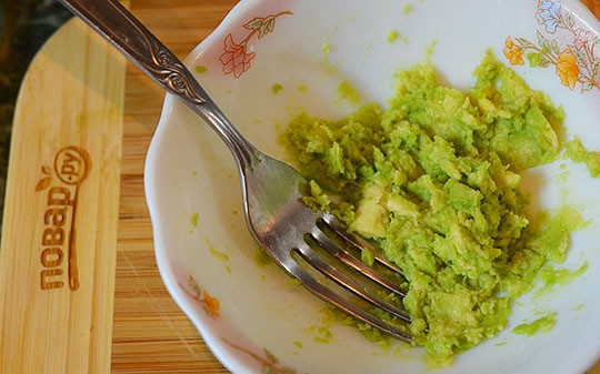 1. Этап. Рулетики из бекона с авокадо: Авокадо порежьте кубиком, затем разомните вилкой.