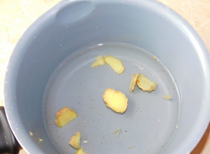 1. Этап. Клубнично-апельсиновый коктейль с имбирем: Имбирь залейте водой и доведите до кипения. Остудите. Остывший отвар процедите.