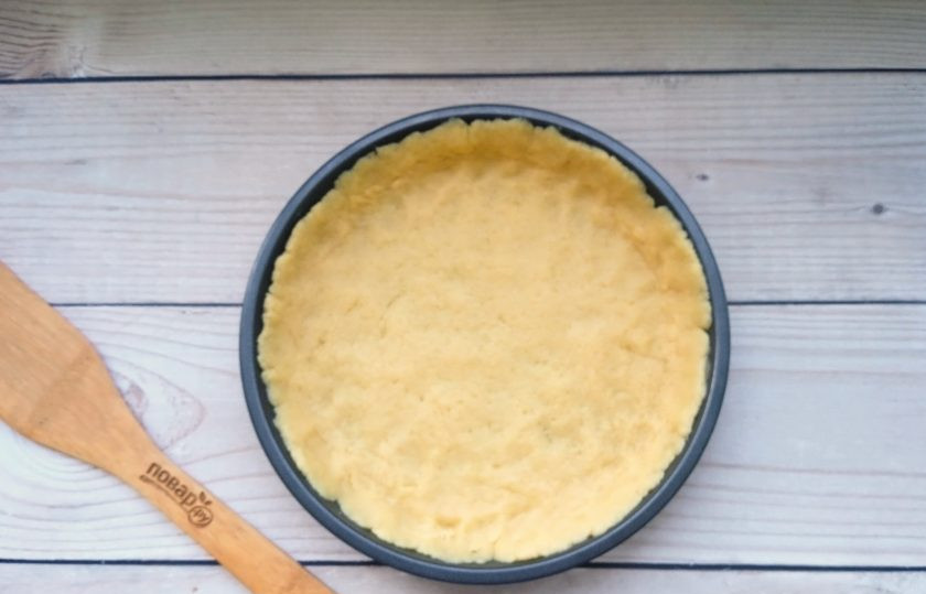 1. Этап. Киш с индейкой, грибами и картошкой: Тесто раскатайте скалкой и выложите в форму, формируя бортики.