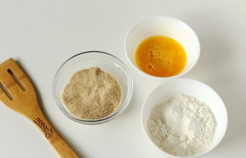 1. Этап. Фишкейки: Для панировки подготовьте взбитое с солью и молотым перцем яйцо, муку и сухари.