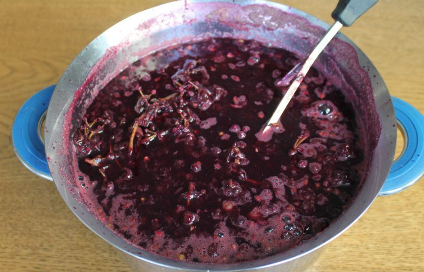 1. Этап. Виноградный сок на зиму в домашних условиях: Виноград быстро пускает сок. Доводим виноград до кипения и разминаем, чтобы все ягоды лопнули.