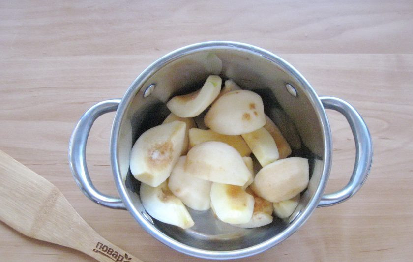 1. Этап. Компот из айвы на зиму без стерилизации: Выложите нарезанную айву в кастрюлю.