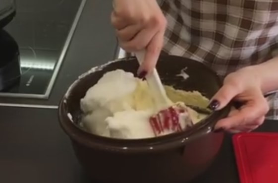 1. Этап. Творожный торт в мультиварке (и без неё): 5. Соедините белки с тестом и аккуратно перемешайте в одном направлении деревянной или силиконовой лопаткой.