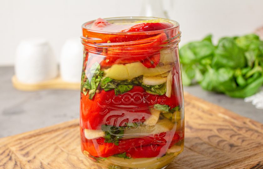 1. Этап. Перец с базиликом на зиму: Таким образом наполните всю банку. Залейте маринадом, проталкивая его ножом или палочкой для суши, чтобы он распространился по всей баночке.