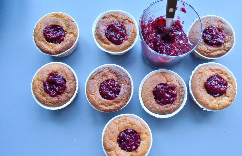 1. Этап. ПП капкейки: Получившиеся углубления заполните джемом из каркаде.