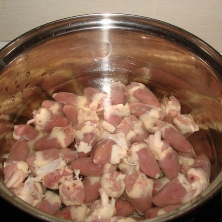 1. Stage. Chicken Hearts with Mushrooms: Boil the hearts after boiling for 30 minutes.