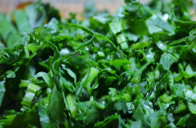 1. Этап. Харчо из баранины в мультиварке: Помойте и порежьте кинзу.