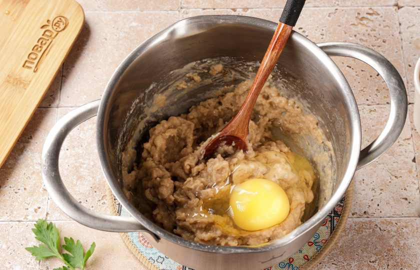 1. Этап. Диетические профитроли: Затем добавьте ещё одно яйцо и точно так же размешайте до однородности.