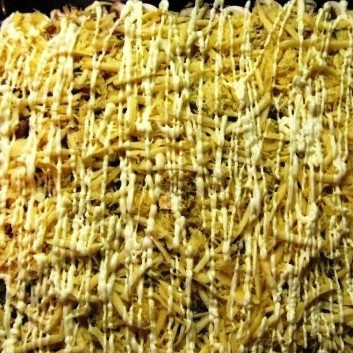 1. Этап. Мясо по-французски из куриного фарша: Наконец, сверху все засыпаем тертым сыром и смазываем майонезом.