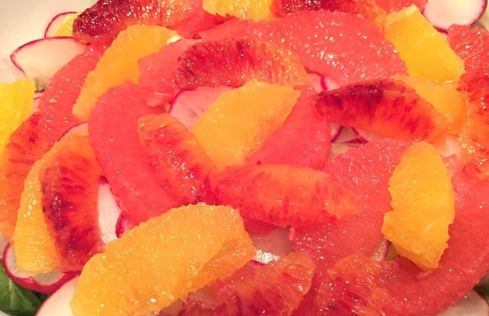 1. Этап. Салат с фенхелем, рукколой и апельсином: 7. Вымойте рукколу и выложите в миску, добавьте редис, фенхель, грейпфрут и апельсины.