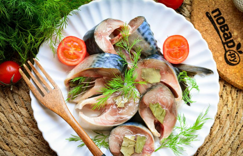 1. Этап. Скумбрия без рассола быстро в домашних условиях: Засоленную и промаринную скумбрию достаньте из холодильника. Каждый кусочек сполосните под водой, чтобы убрать излишки соли. Готовую рыбу выложите на блюдо, полейте любым растительным маслом и подавайте к столу. Приятного вам аппетита!