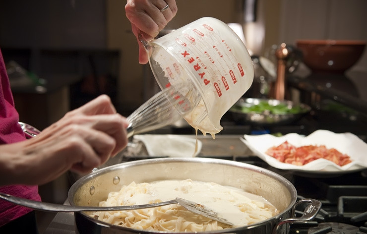 1. Этап. Карбонара со сливками: В этой же сковороде, на среднем огне обжариваем лук и чеснок до золотистого цвета. К этому моменту паста уже должна быть готова, отбрасываем ее на дуршлаг и выкладываем ее к луку. В пасту выливаем готовую смесь.