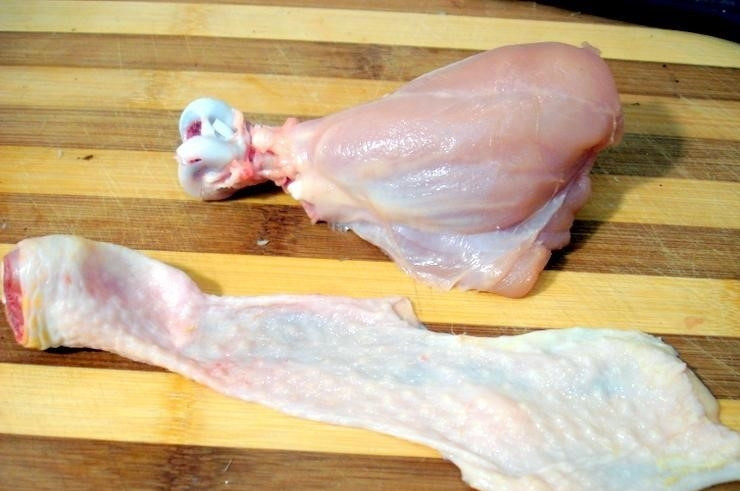 1. Этап. Голень куриная фаршированная: 3. Голени моем и вытираем насухо, аккуратно снимаем кожицу, чтобы не повредить ее. Затем срезаем мясо с кости и нарезаем его мелко.