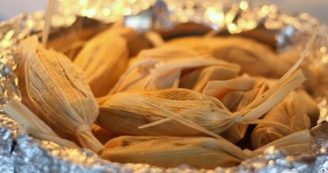 1. Этап. Вегетарианское тамале: 8. Взять большую кастрюлю, добавить около 2 литров воды и варить тамале на водяной бане около 90 минут на среднем огне, накрыв их крышкой. Убедитесь, что тамале не касается воды.