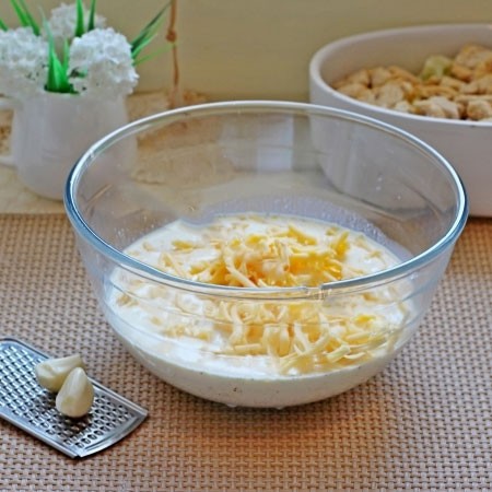Cauliflower and Chicken Casserole 1. Stage. Cauliflower and Chicken Casserole: Beat the eggs, pour in the cream, salt and pepper to taste, add the grated cheese and the garlic passed through the press. Mix well until smooth.