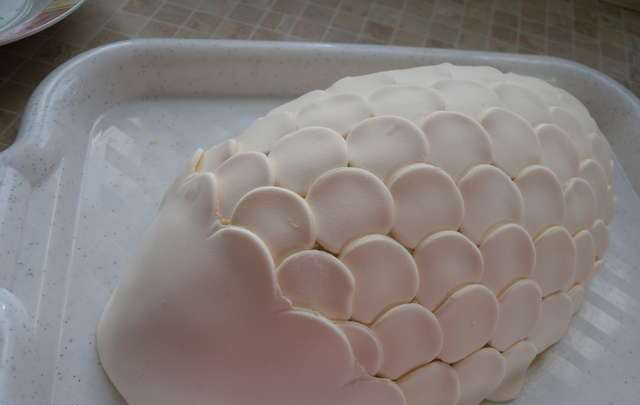 1. Этап. Торт Рыбка: Для головы используем цельный кусок мастики.