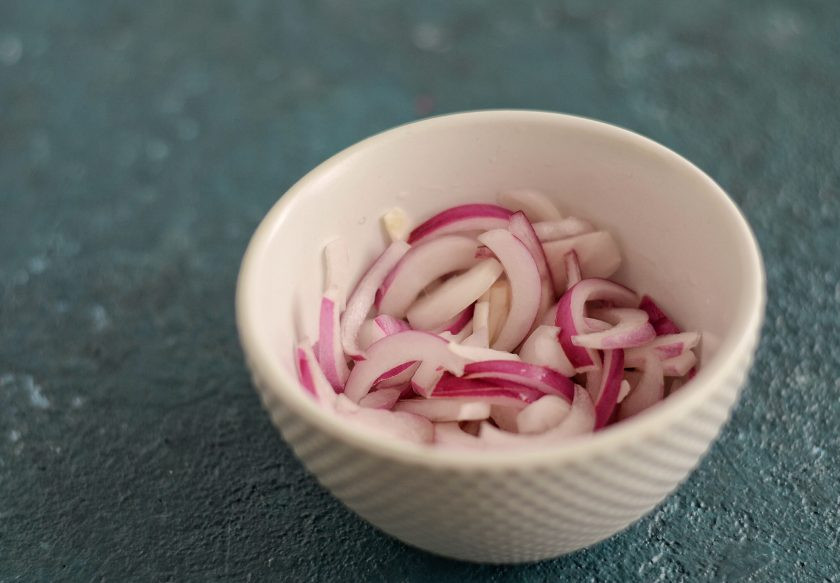 1. Этап. Салат с полбой: В это время нарежьте красный лук тонкими полукольцами, залейте яблочным уксусом и оставьте мариноваться.