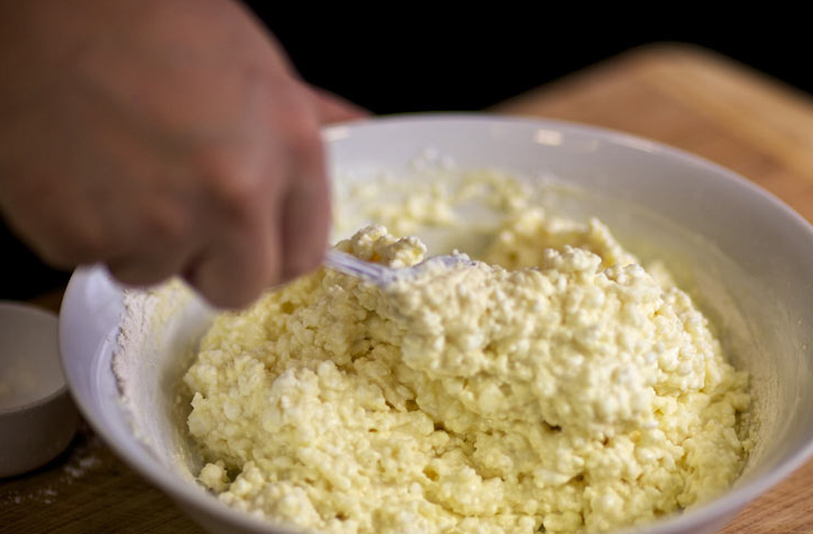 1. Этап. Пышные сырники из творога: 1. Рецепт очень простой: смешаем все ингредиенты между собой!