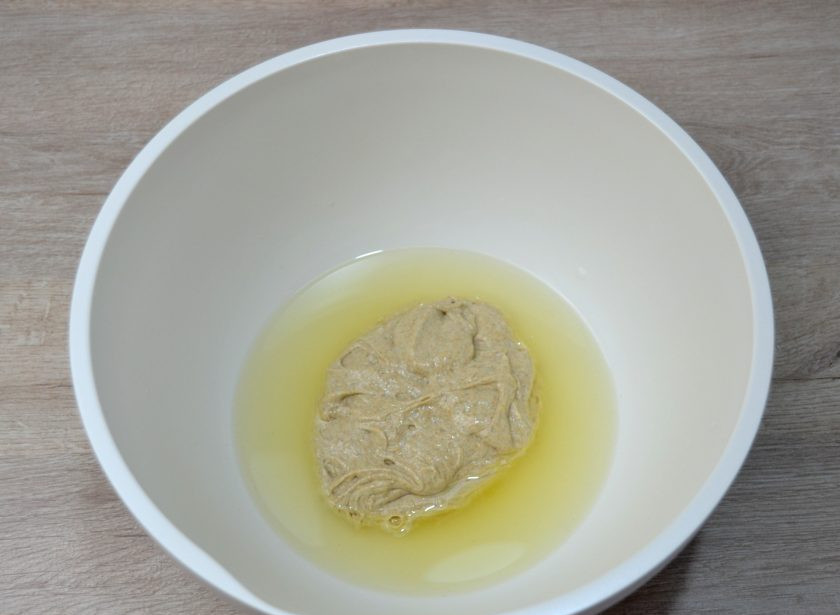 1. Этап. Бездрожжевой хлеб Стройный: Добавьте в миску опару, смешайте до однородности.