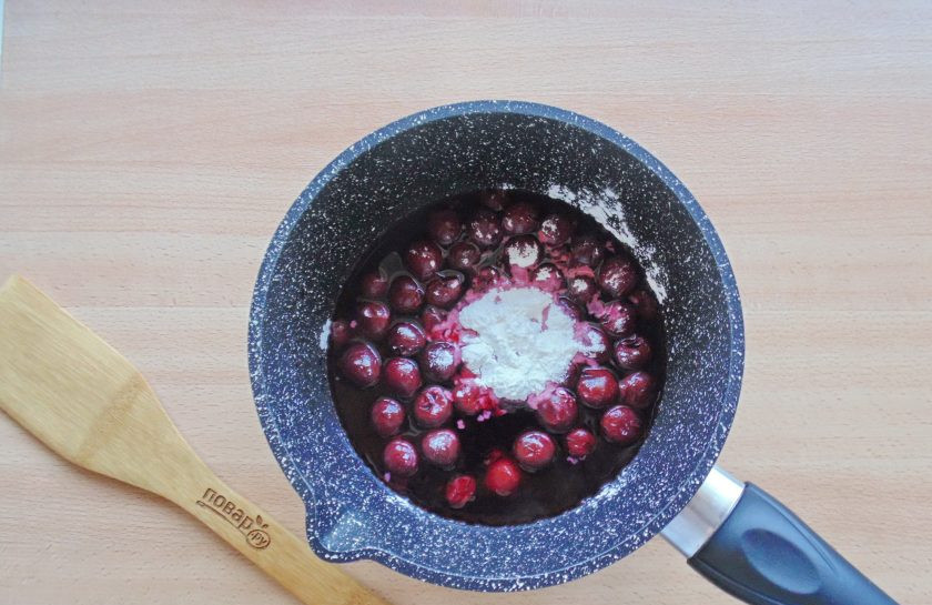 1. Этап. Вишневый коблер: Вишню с сахаром и водой доведите до кипения и насыпьте крахмал.