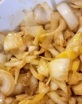 1. Этап. Салат из картофеля, лука и укропа: В кипящей воде варить лук одну минуту. Затем вынуть его с помощью ложки и положить в салатницу. Полить лук уксусом, добавить сахар, оливковое масло и горчицу. Перемешать.